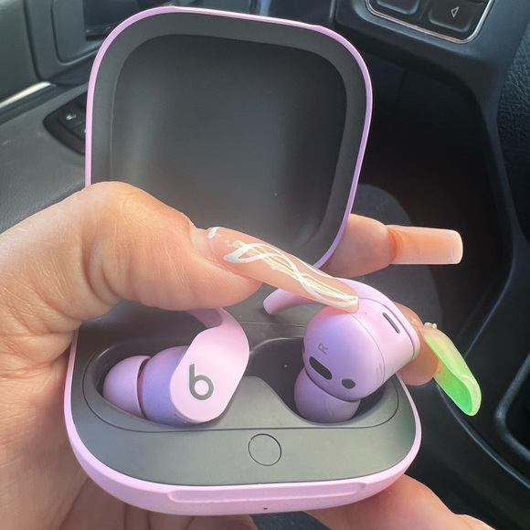 Selling beats fir pro used like 2x My ears don’t hold them well . - Picture 4 of 4